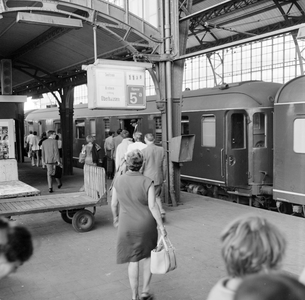 883099 Afbeelding van treinreizigers op het derde perron van het N.S.-station Utrecht C.S. te Utrecht, bij de sneltrein ...